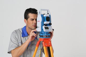 以下是CTS-622全站儀操作的關(guān)鍵點(diǎn)：   1.測(cè)量之前，應(yīng)將電池充滿(mǎn)電并使用專(zhuān)用充電器充電。   2.設(shè)置儀器并完成居中和水平的兩個(gè)任務(wù)。   3.啟動(dòng)：?jiǎn)?dòng)后必須設(shè)置水平轉(zhuǎn)盤(pán)和垂直轉(zhuǎn)盤(pán)的指示器。   4.設(shè)置儀器參數(shù)：設(shè)置觀察條件參數(shù)，通信條件參數(shù)和測(cè)量單位。   5.對(duì)于角度測(cè)量：選擇水平角度顯示模式和水平刻度盤(pán)讀數(shù)的設(shè)置。   6.距離測(cè)量：應(yīng)根據(jù)測(cè)量要求設(shè)置天氣校正，棱鏡類(lèi)型，棱鏡常數(shù)和返回信號(hào)檢測(cè)，并選擇距離測(cè)量模式。   7.在坐標(biāo)測(cè)量期間：（1）設(shè)置天氣校正，棱鏡類(lèi)型，棱鏡常數(shù)，測(cè)距模式和返回信號(hào)的檢測(cè)。  （2）輸入儀器高度，棱鏡高度，測(cè)站數(shù)據(jù)，后視點(diǎn)坐標(biāo)，并設(shè)置起始方向坐標(biāo)的方位角。   8.放樣測(cè)量期間：設(shè)置水平刻度盤(pán)的讀數(shù)并選擇放樣模式。